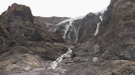 Passage sous la branche est du glacier Supérieur des Balmes, Aucun risque ici, la distance avec le glacier est amplement suffisante au cas où un bloc viendrait à se détacher.