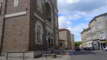 Passer devant l’église et maintenir le cap sur 2 km.