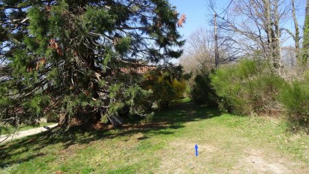 Chemin de l’Écart, passer à droite d’une maison.