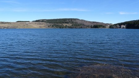 Sur la route, les eaux bleues du lac de Saint-Front.