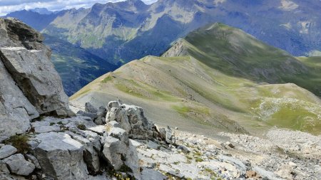 La suite, il faut descendre et repartir à gauche derrière le ressaut (Piquet en vue au loin)