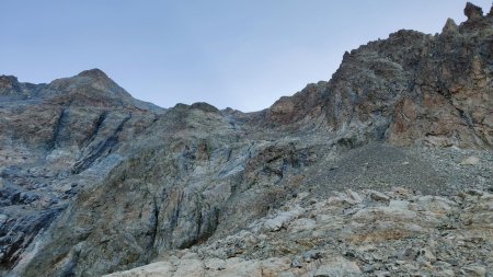 Ca monte à droite, en longeant les grandes parois