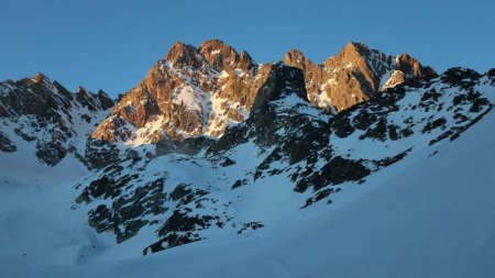 Les Aiguilles de Chambeyron s’illuminent. 