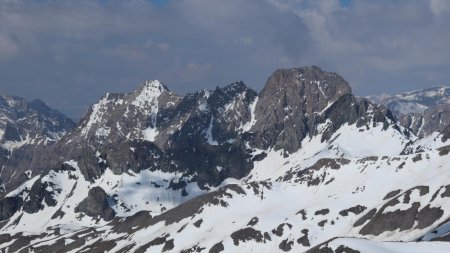 Impressionnante muraille Est du Péouvou.