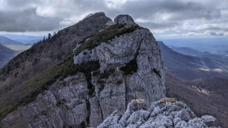 Point de vue panoramique sur la tête en montant à la poitrine.