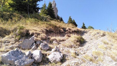 Bifurcation avant la montée finale vers l’Aiguille. Suivez la flèche blanche