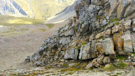 Dans le rétro : couloir-dièdre descendant de la brèche en versant nord