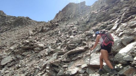 viser le couloir à droite