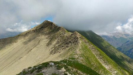 Dans le rétro, de l’antécime sud, l’intégrale de la sensationnelle crête sud de la Coupa