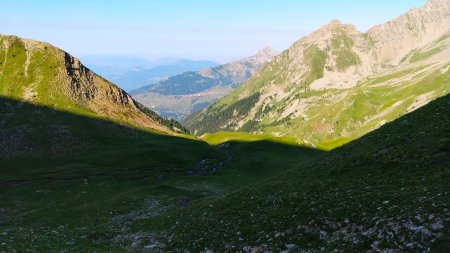 Dans le rétro : au troisème plan : la station de Réallon dominée par les Aiguilles de Chabrière