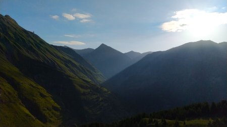 Passé le point coté 1960 : à MAIN DROITE : la Pointe de la Diablée calée au fond du Vallon du Torrent de Réallon