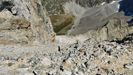 La rampe du versant est vue du haut, sous un autre angle