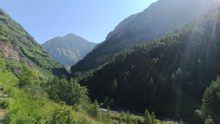 En fond de vallée, la magistrale pointe de la Diablée