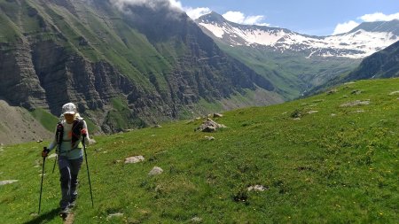 Montée au-dessus le la cabane en direction du col du Barle, vue arrière sur le Mourre Froid et la pointe de Serre