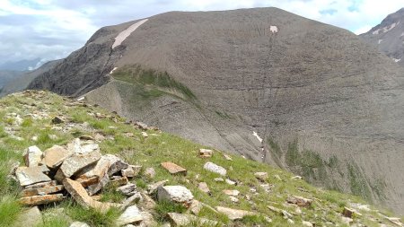 Cairn sommital discret de la tête du Vallonnet, avec la Barre Noire et le pas de la Gorgeasse