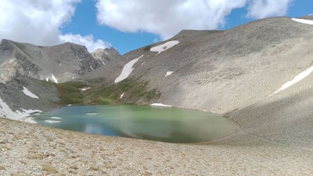 Lac des Garrets, Trou de l’Aigle (au fond au centre) et sommet des Garrets à droite