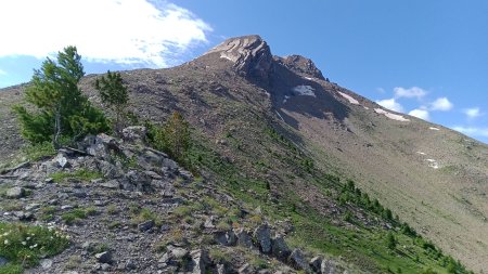 Vue sur l’antécime nord du pic de Boussolenc, qui se trouve derrière