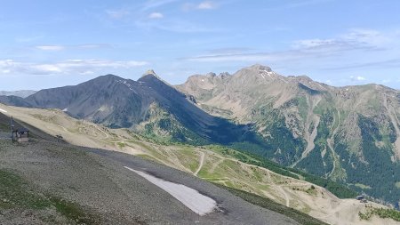 On se retourve au dessus des remontés mécaniques de la station des Orres