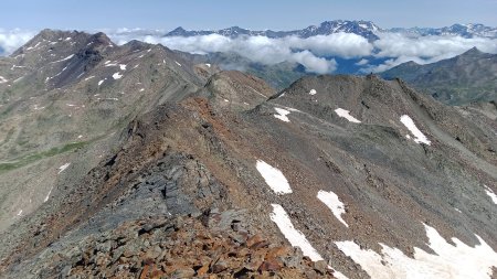 La suite de l’itinéraire vers le nord, avec au fond à gauche la crête sommitale menant à la Roche Noire (3067m)