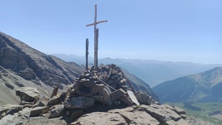 Une croix en bois au sommet du Roc Blanc, que l’on distingue d’assez loin.