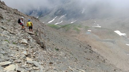 ...en visant un petit lac en contrebas (point coté 2864)