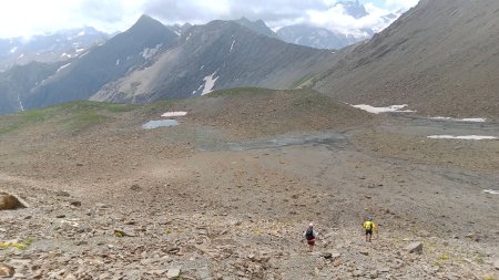 ...en visant un petit lac en contrebas (point coté 2864)