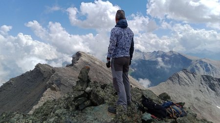 Au sommet du Pelvat de Chabrière Ouest, avec vue du Pelvat de Chabrière Est