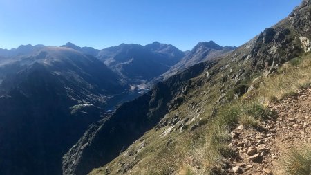  Durant l’ascension de la Pique vue plongeante sur l’Étang de Gnioure.