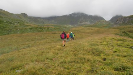 La trace remonte ce long vallon herbeux par un long faux-plat montant.