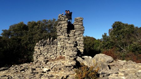 Tour de guet et sixième dolmen, écroulé, à droite.