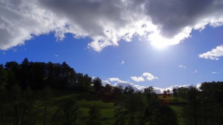 Soleil et nuages au départ de la balade