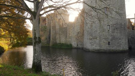 Château de la Hunaudaye, les douves et la façade est.