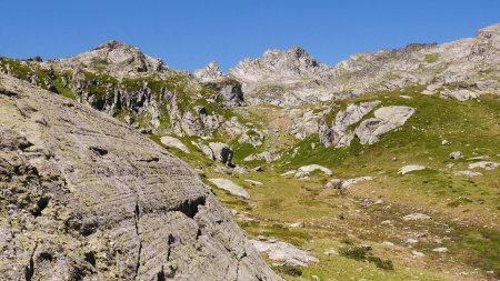 Stries glaciaires sur une dalle.