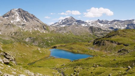 En contrebas, le lac Longet.