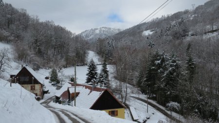 Juste après le virage en épingle au niveau de Froide Fontaine. La route s’élève nettement et s’éloigne de la Béhine et de la D415.