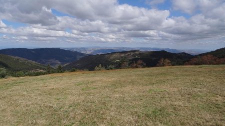 Du Bessat, vue sur le val du Ban et les monts du Lyonnais, ceux de Tarare en AP.