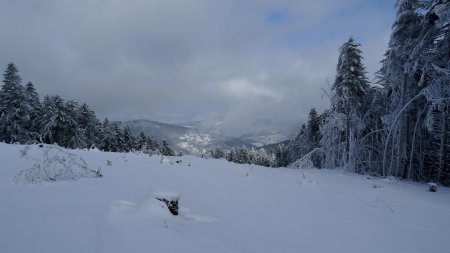 Le brouillard s’attarde dans la vallée.