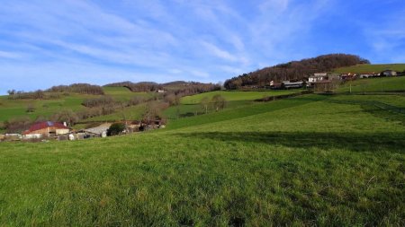 Ferme de Bicoury (G) et crêt Malherbe (Centre).