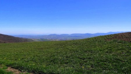 Sur la piste agricole, vers Alpes et Pilat.