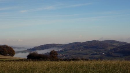 Au zoom. Le brouillard remonte la vallée de la Coise.