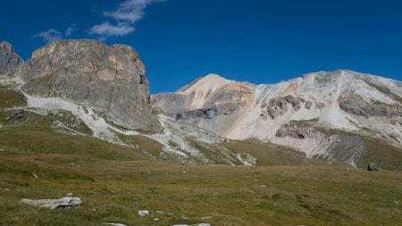 28-Le long du Ruisseau des Chaix, on aperçoit les deux sommets du jour.