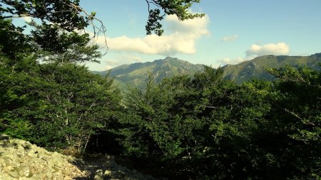 Sur l’autre versant de la vallée, le Rocher d’Abraham.