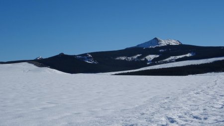 Sur la route du retour, le versant nord du mont Mézenc.