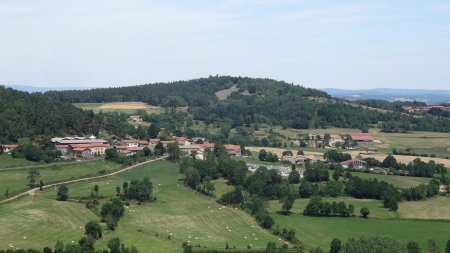 Au zoom, suc de Combres et sa coulée de lave.