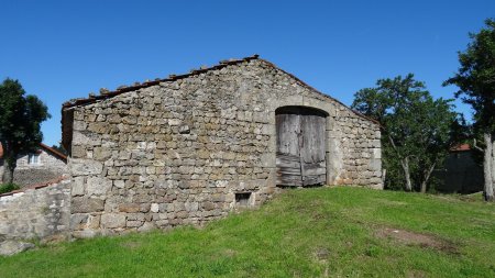 Vieille bâtisse au hameau de Robert.