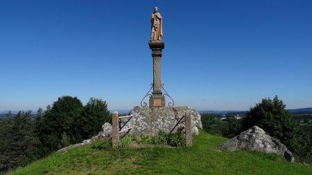 Au hmeau du Château, la statue de saint Jean-François Régis.