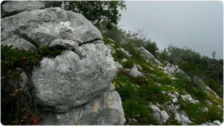 Dans la face est. Cairn et point bleu.