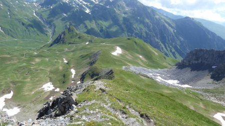 Descente par l’autre arête, à droite. En face la Crête du Faillé et à droite Crête de la Raisse 