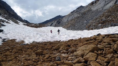 Descente dans les éboulis ocres, vue arrière