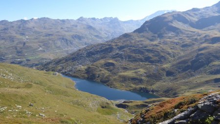 Plus haut, regard sur le lac du Lou